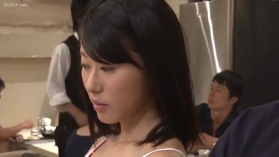 聚会场所 · 吊带衫 · 略带迷离 · 女子脸部特写