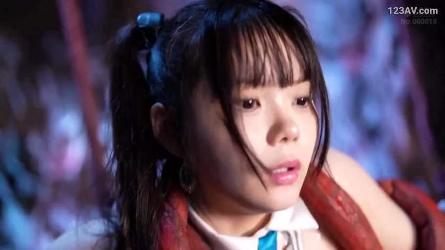 室内 · 脸部特写 · 制服 · 侧颜