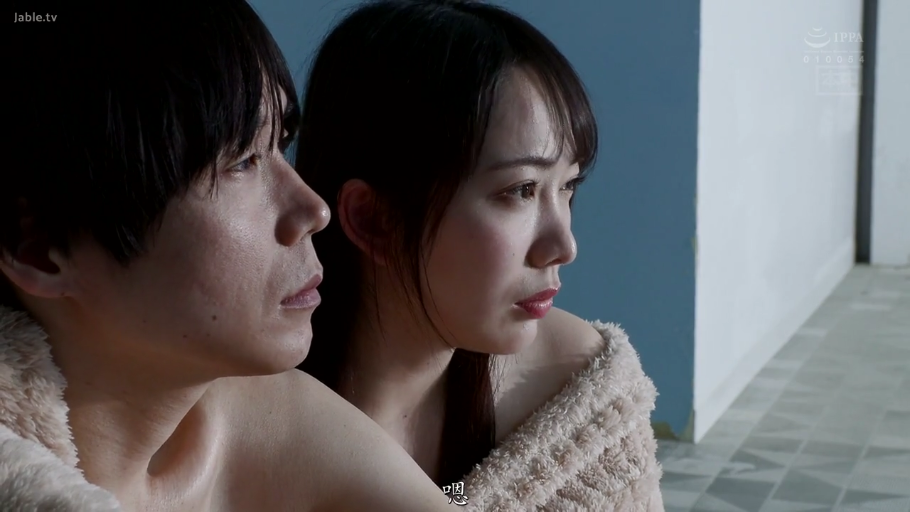 室内 · 忧郁 · 脸部特写 · 并排坐 · 侧头注视 · 浴袍 · 毛毯 · 成年男女