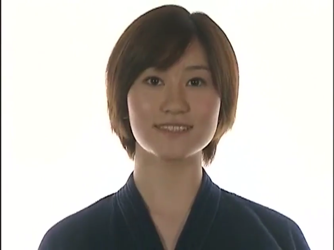 微笑 · 室内摄影棚 · 面部特写 · 深色和服式上衣