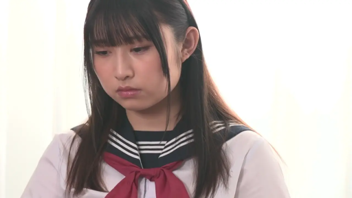 室内 · 坐姿 · 面部特写 · 水手服