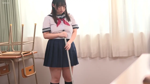 教室 · 低头 · 日式水手服校服 · 上半身特写 · 扫帚