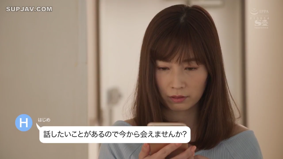 室内 · 若有所思 · 手持手机 · 手机 · 浅蓝色针织上衣 · 聊天气泡