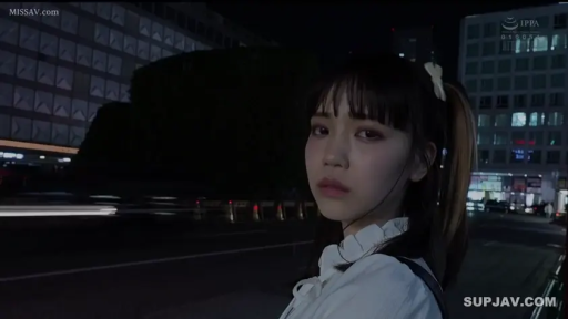 冷淡 · 面部特写 · 夜景 · 城市街道 · 白色花边领上衣