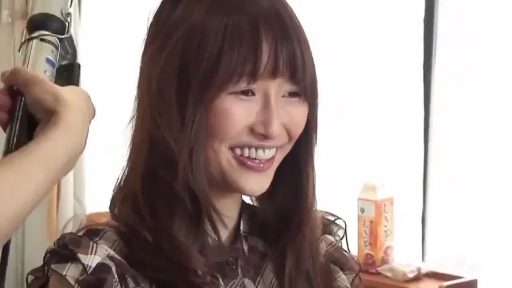 室内 · 坐姿 · 脸部特写 · 长发 · 大笑 · 整理头发 · 格子连衣裙 · 卷发棒