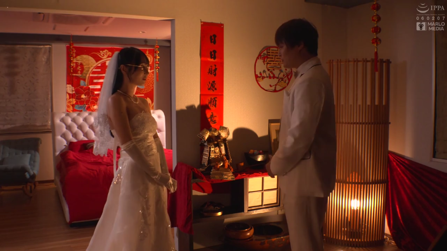 严肃 · 卧室 · 站立 · 全景 · 剧情 · 对视 · 婚纱 · 头纱