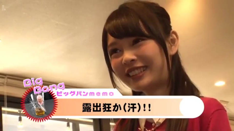 室内 · 面部 · 站立 · 红色开衫