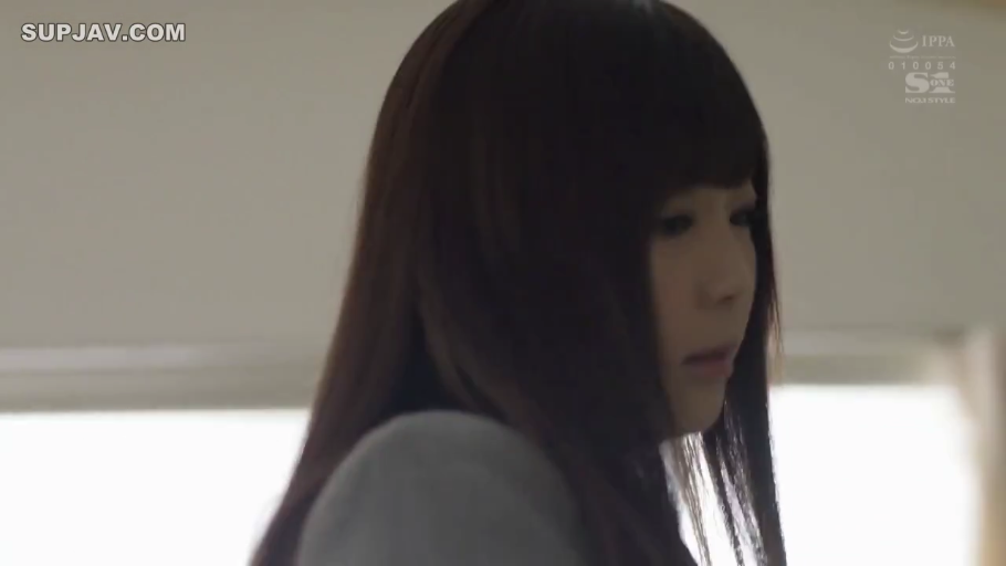 室内 · 近景 · 灰色制服