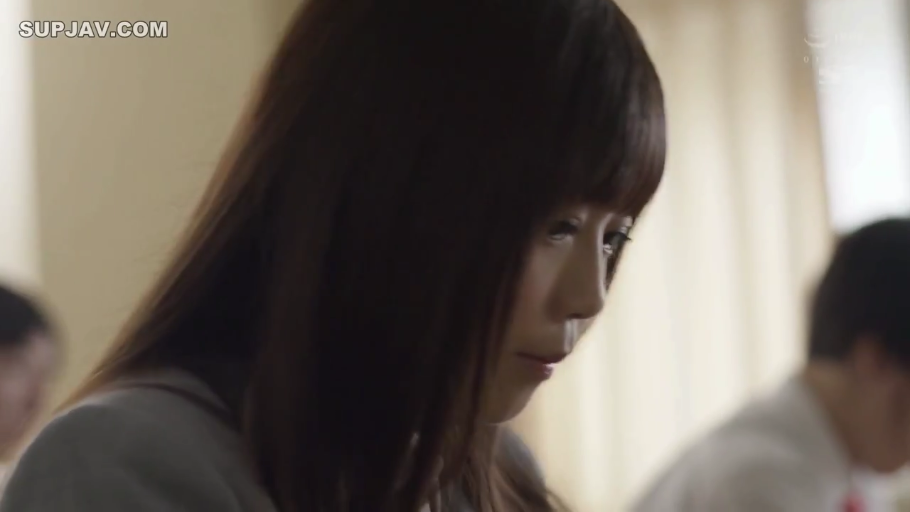坐姿 · 严肃 · 教室 · 脸部特写 · 制服 · 凝视 · 长发