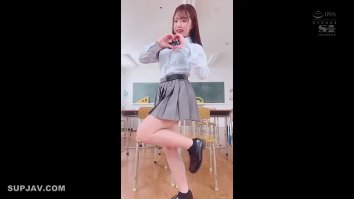 教室 · 微笑 · 灰色百褶短裙