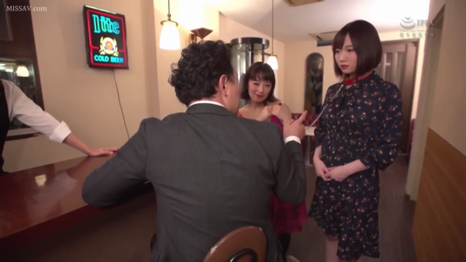 红色吊带裙 · 金属链 · 室内酒吧 · 女性颈部项圈特写 · BDSM氛围 · 男人威严