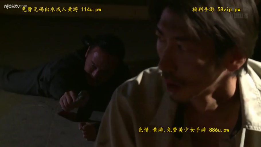 暗室 · 专注 · 光线昏暗 · 浅色衬衫 · 男人面部特写
