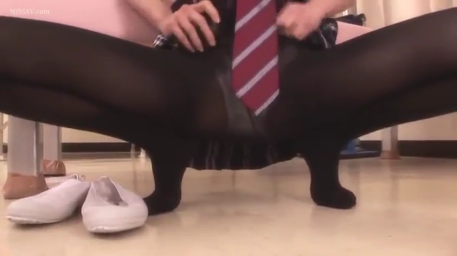 学校走廊 · 红色条纹领带 · 双腿特写 · 赤脚 · 领带