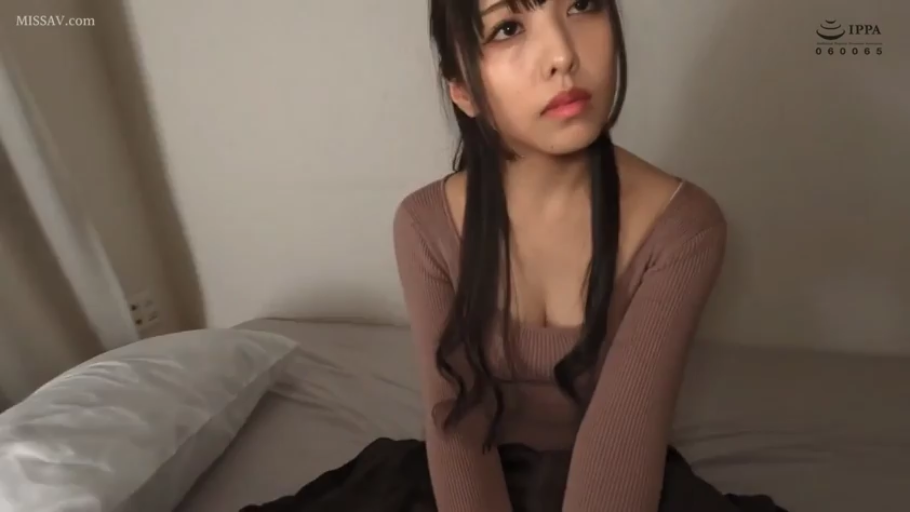 胸部特写 · 床上 · 棕色针织长袖上衣 · 神情专注