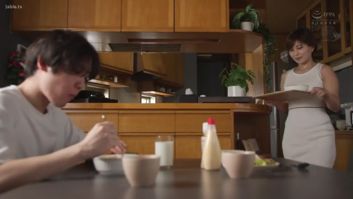 坐姿 · 平静 · 居家 · 餐厅 · 托盘 · 白色连衣裙 · 吃饭