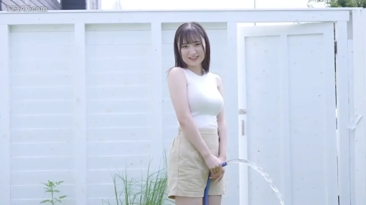 中景 · 站姿 · 户外 · 白色无袖上衣