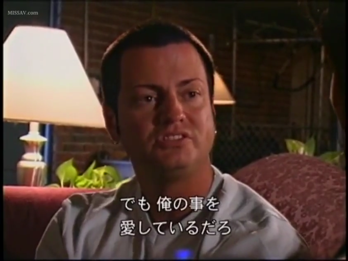室内 · 坐姿 · 交谈 · 严肃 · 台灯 · 头部特写 · 灰蓝色衬衫 · 欧美男性