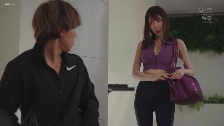 健身房 · 剧情 · 上半身 · 交谈行为 · 紫色运动背心 · 站立对视 · 冷淡表情 · 运动包