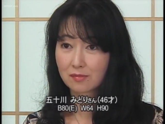室内 · 脸部特写 · 微笑 · 花色上衣 · 画面带有文字介绍