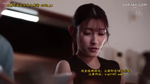 室内 · 站姿 · 面部特写 · 黑色无袖衫