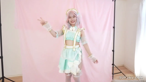 上半身特写 · 摄影棚 · 浅绿色短款女仆装 · 甜美笑容 · 女仆头饰