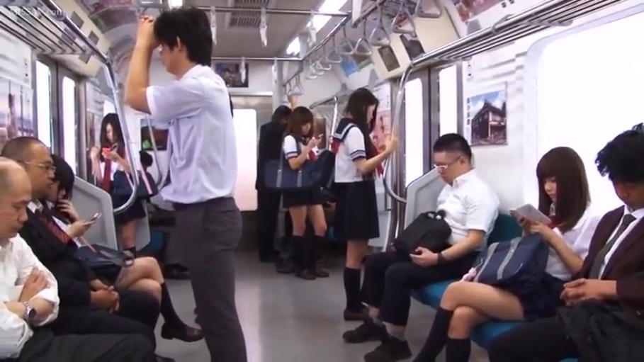 面无表情 · 长筒袜 · 电车 · 制服书包