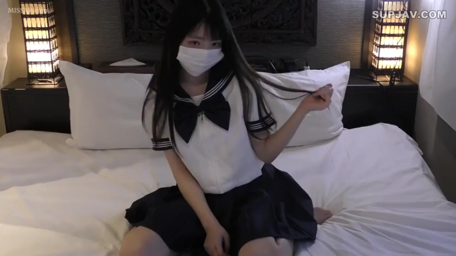 坐姿 · 卧室 · 中景 · 水手服 · 口罩 · 戴口罩 · 撩发 · 黑长直