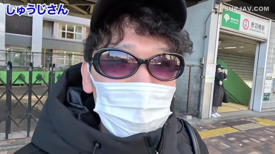 站立 · 面对镜头 · 头部特写 · 男性 · 墨镜 · 被遮挡 · 黑色夹克 · 地铁站外