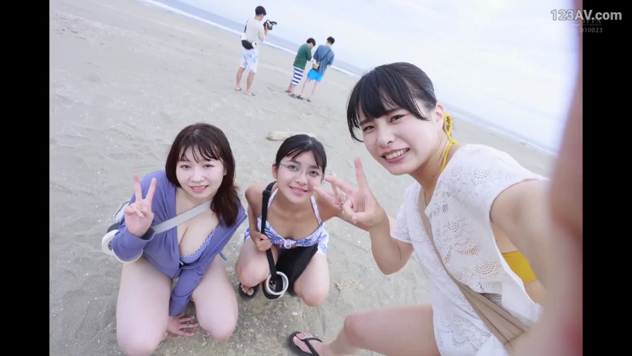 三位女性面部特写 · 罩衫 · 开心 · 海滩 · 单肩包 · 明亮阳光