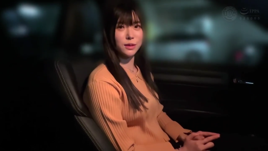 坐姿 · 交谈 · 自然 · 半身 · 车内 · 长发 · 黄色针织衫