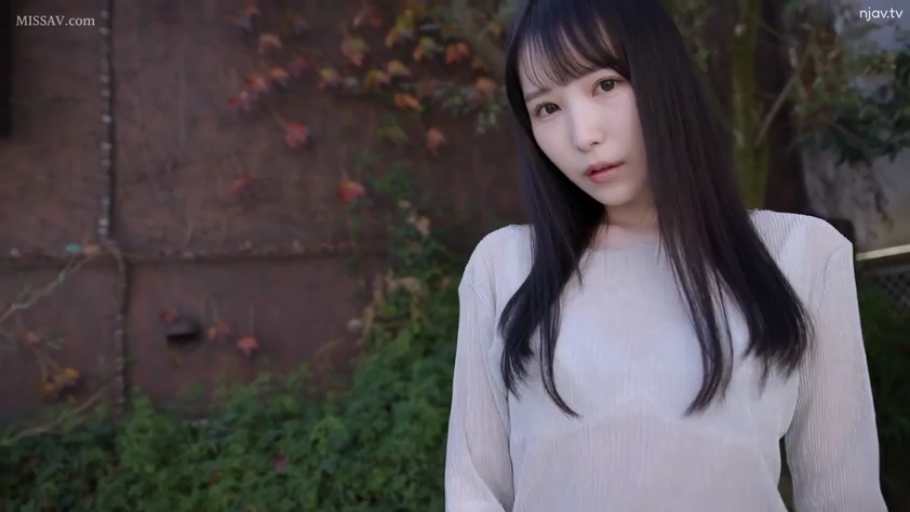 站立 · 半身 · 凝视 · 户外 · 高冷 · 黑长直 · 透视衫