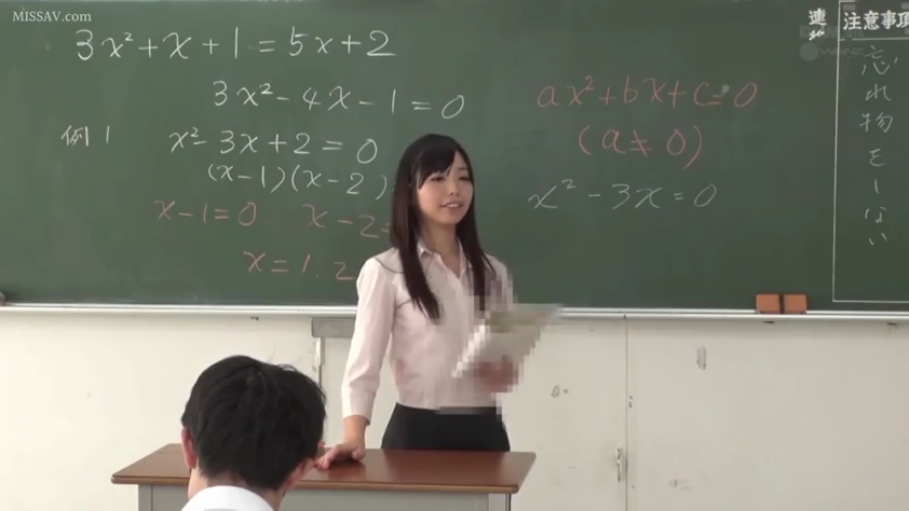 教室 · 站立 · 中景 · 微笑 · 衬衫 · 授课 · 黑板 · 女教师