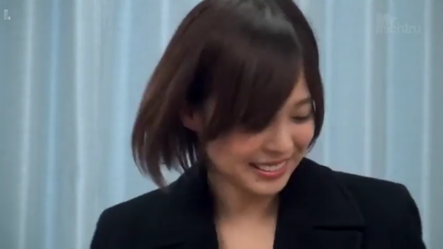 室内 · 脸部特写 · 甜美微笑 · 黑色外套