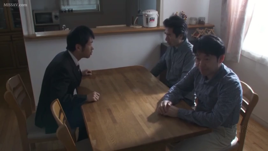 餐厅 · 坐姿 · 交谈 · 严肃 · 全景 · 西装