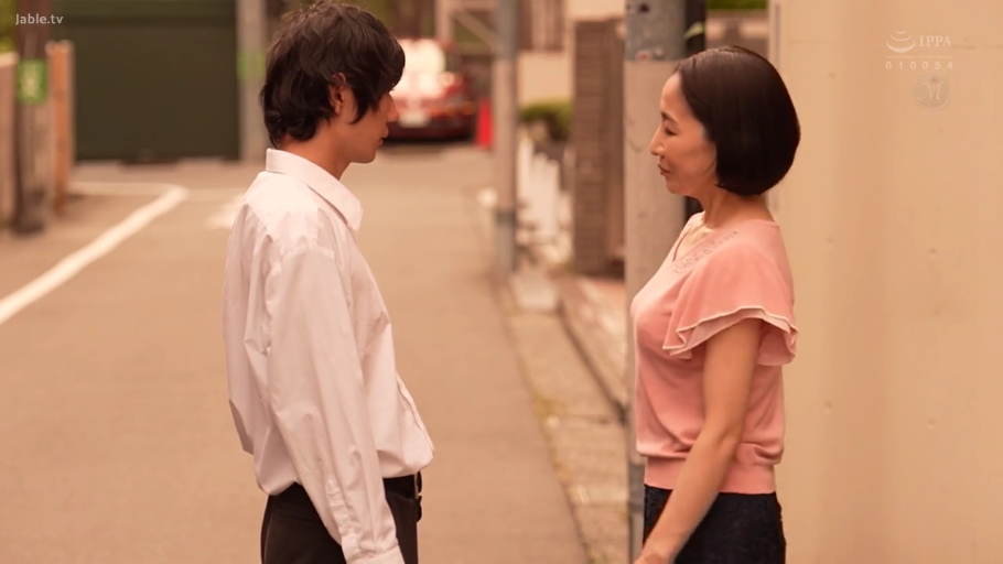 中景 · 平静 · 粉色短袖 · 对视 · 街道 · 面对面站立 · 青年