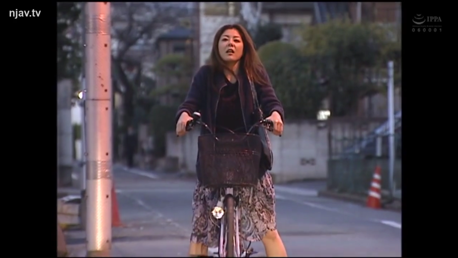 专注 · 户外街道 · 自行车 · 印花裙子