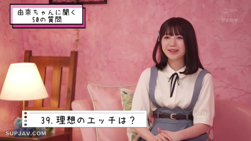 交谈 · 蓝色背带裙 · 粉色背景房间 · 访谈字幕 · 人物半身特写 · 字幕卡片