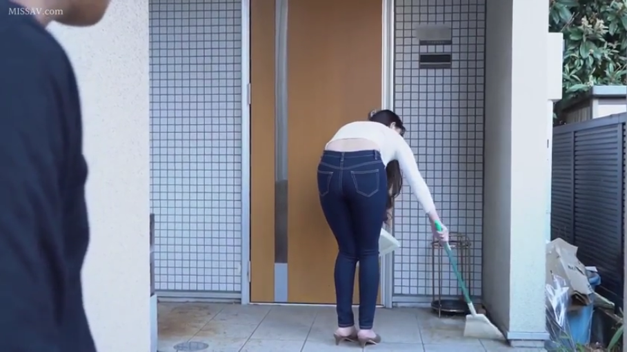 庭院 · 扫帚 · 无法看清 · 白色露脐长袖上衣 · 露脐装 · 女人背影特写