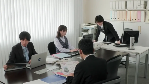 坐姿 · 专注 · 办公室 · 中景 · 电脑 · 职业装 · 职场 · 工作