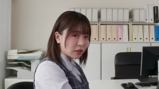 注视 · 办公室 · 上半身特写 · 格纹制服马甲