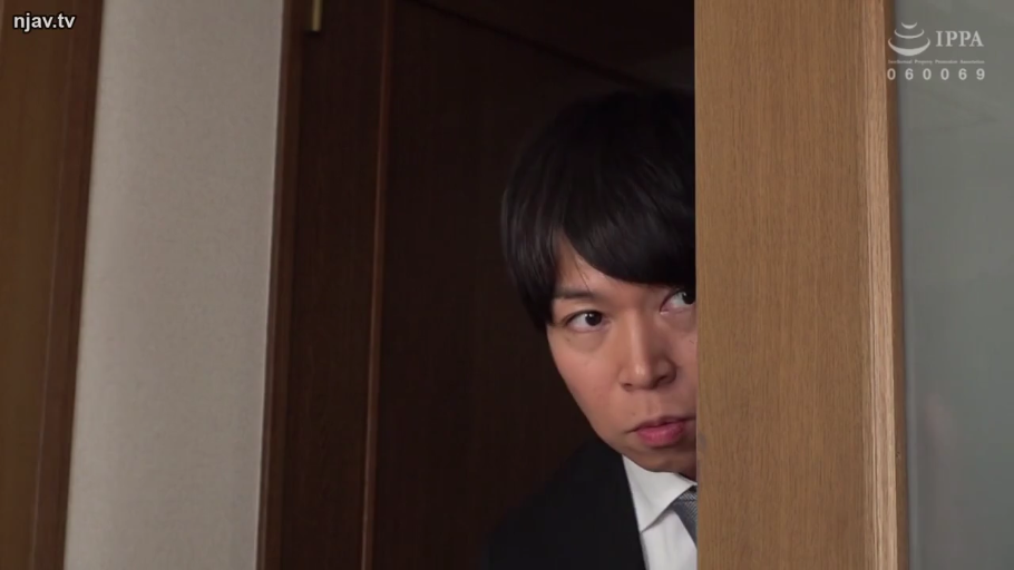 室内 · 脸部特写 · 西装 · 探头