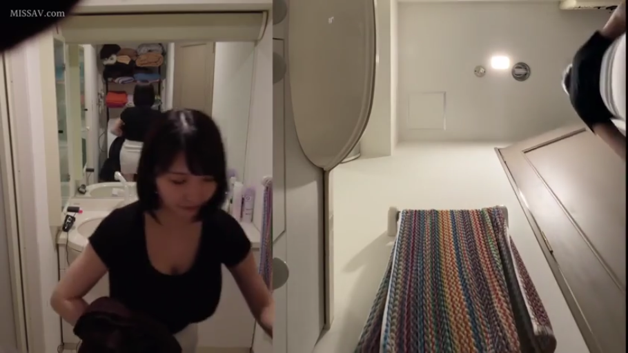 平淡 · 洗手间 · 监控录像风格 · 黑色修身上衣 · 浴室设备 · 监控俯视视角