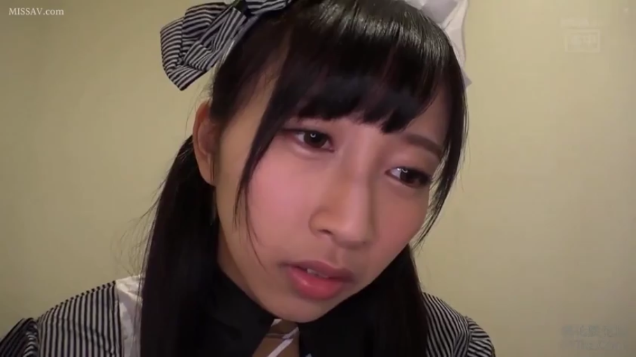 室内 · 眼睛特写 · 女仆装 · 眼神空洞 · 女仆装头饰 · 光影自然
