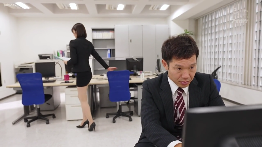 办公室 · 黑色职业西装套装 · 文件资料 · 职场氛围 · 女子侧身全身照 · 女子自然平淡