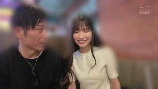 交谈 · 白色短袖 · 中景 · 微笑 · 并排坐 · 餐厅