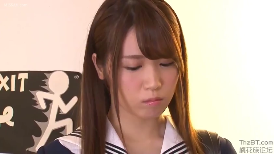 室内 · 脸部特写 · 站姿 · 水手服