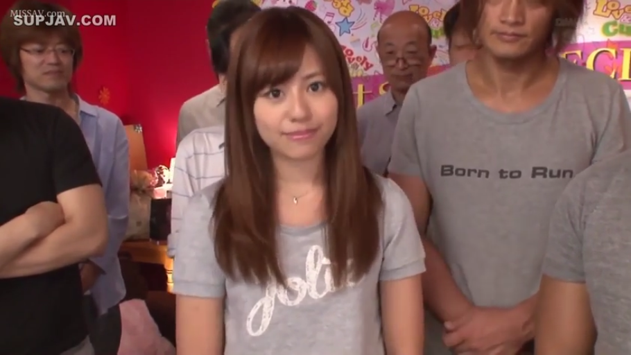 聚会场所 · 注视镜头 · 灰色印花T恤 · 多人围观 · 女子面部特写