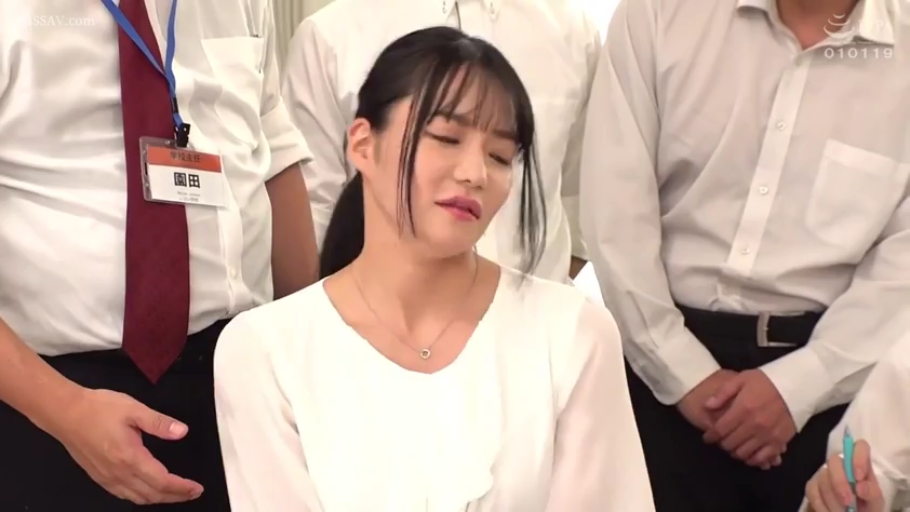 办公室 · 无奈 · 工作证 · 白色长袖上衣 · 脸部表情特写 · 无