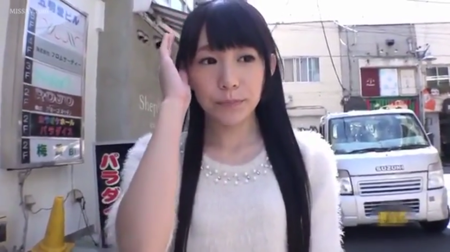 站姿 · 面部特写 · 白色毛衣 · 黑长直 · 撩头发 · 自然表情 · 日本街道