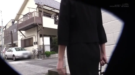 户外街道 · 黑色职业装